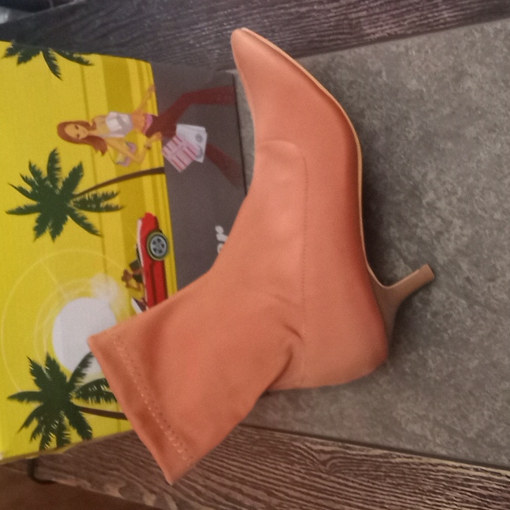 small heel color tan